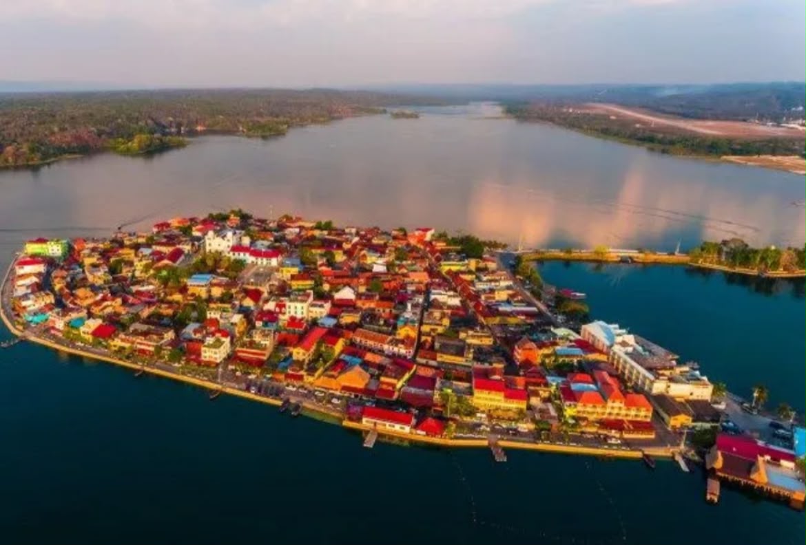 Isla de Flores al atardecer