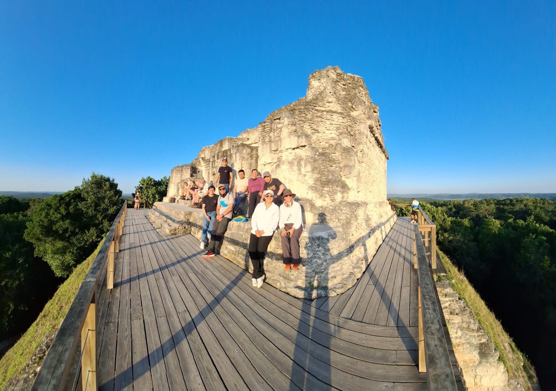 Grupo en templo maya