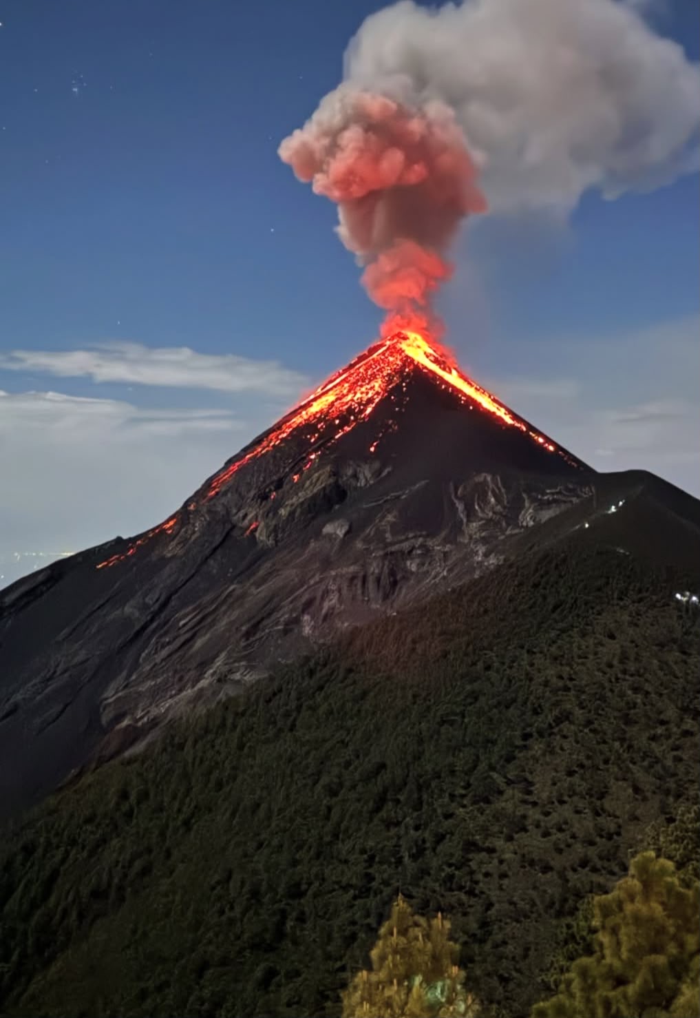 Volcán en erupción en Guatemala